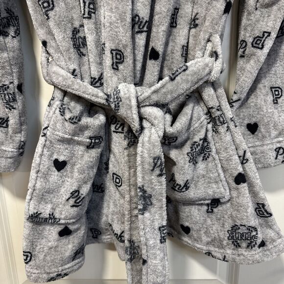 Victoria’s Secret Pink Bath Robe Gray Logo Print Soft Fleece Pockets Sz XS Small - Picture 2 of 5